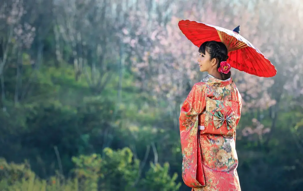 Geisha pic holding umbrella