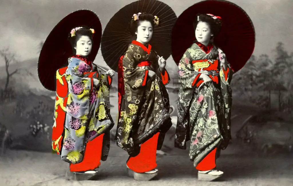 3 geisha smilling